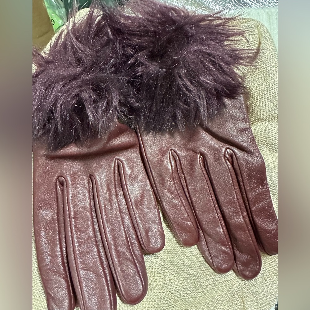TED BAKER LEATHER GLOVES WITH FAUX FUR CUFFS, (S/M) brand new, never worn!